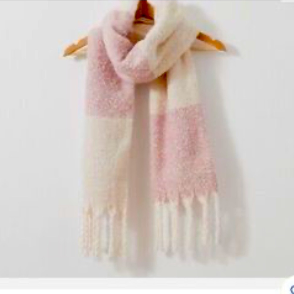 Brand new! Gentle fawn scarf